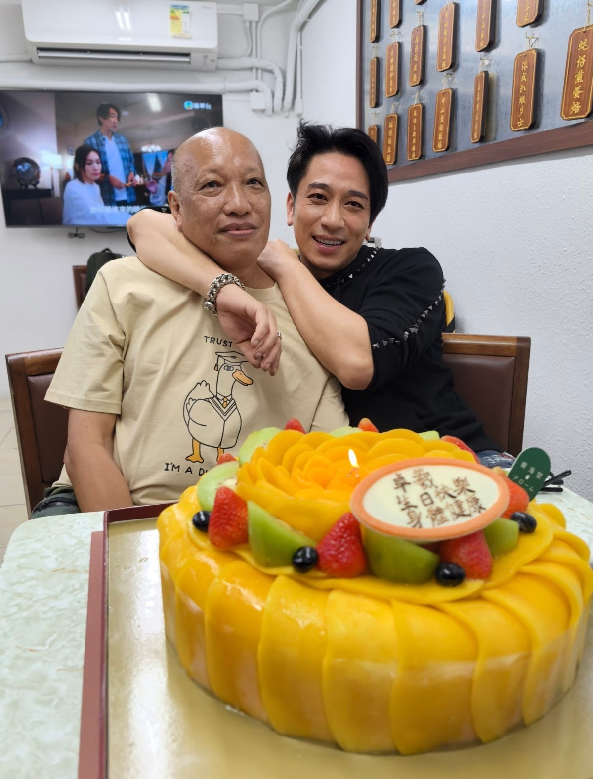 友人为吴卓羲庆祝46岁生日，怎么把他拍成这样了[捂脸哭]​​​