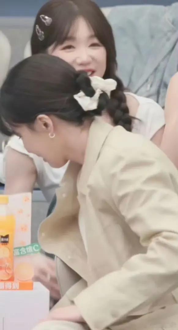 徐梦洁当面问曾沛慈退赛吗徐梦洁在节目里直接当面问曾沛慈：“你是不是要退赛了？”这