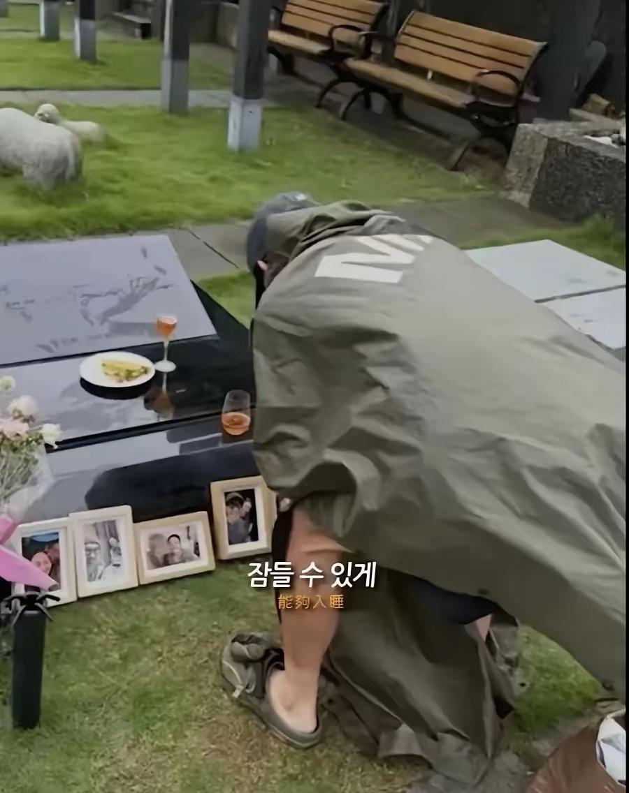 严重怀疑具俊晔的心理出了问题，近日又有网友在大S的墓地碰到了他，有知情的网友爆料