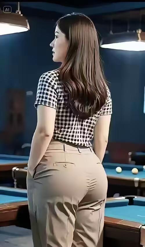 矮个子的丰满女孩怎么穿衣好看短袖格子衫配休闲裤。