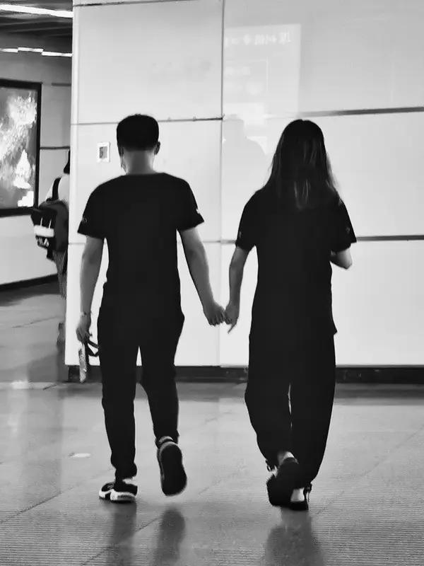 上联：苦乐皆由深爱起；下联：离合总关缘分生。