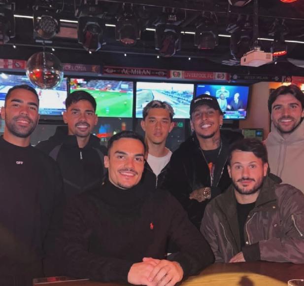 阿尔瓦罗的生日，泰山队的外援们还有德尔加多、李小恒一起给他庆生，去了家餐厅，唱生