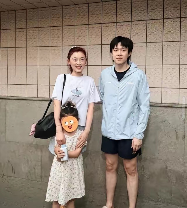 王楚钦与师母合影背手站得笔直，牵起教练女儿却满脸温柔，这教养细节谁看了不点赞？