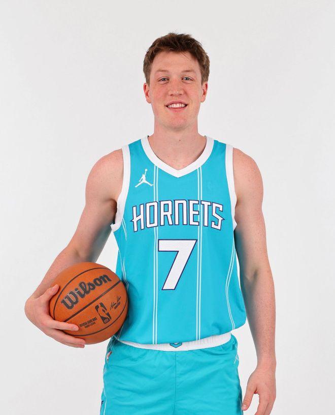 克尼佩儿才是黄蜂真正的基石黄蜂残阵输给雄鹿，克尼佩儿上场41分钟，投篮20中