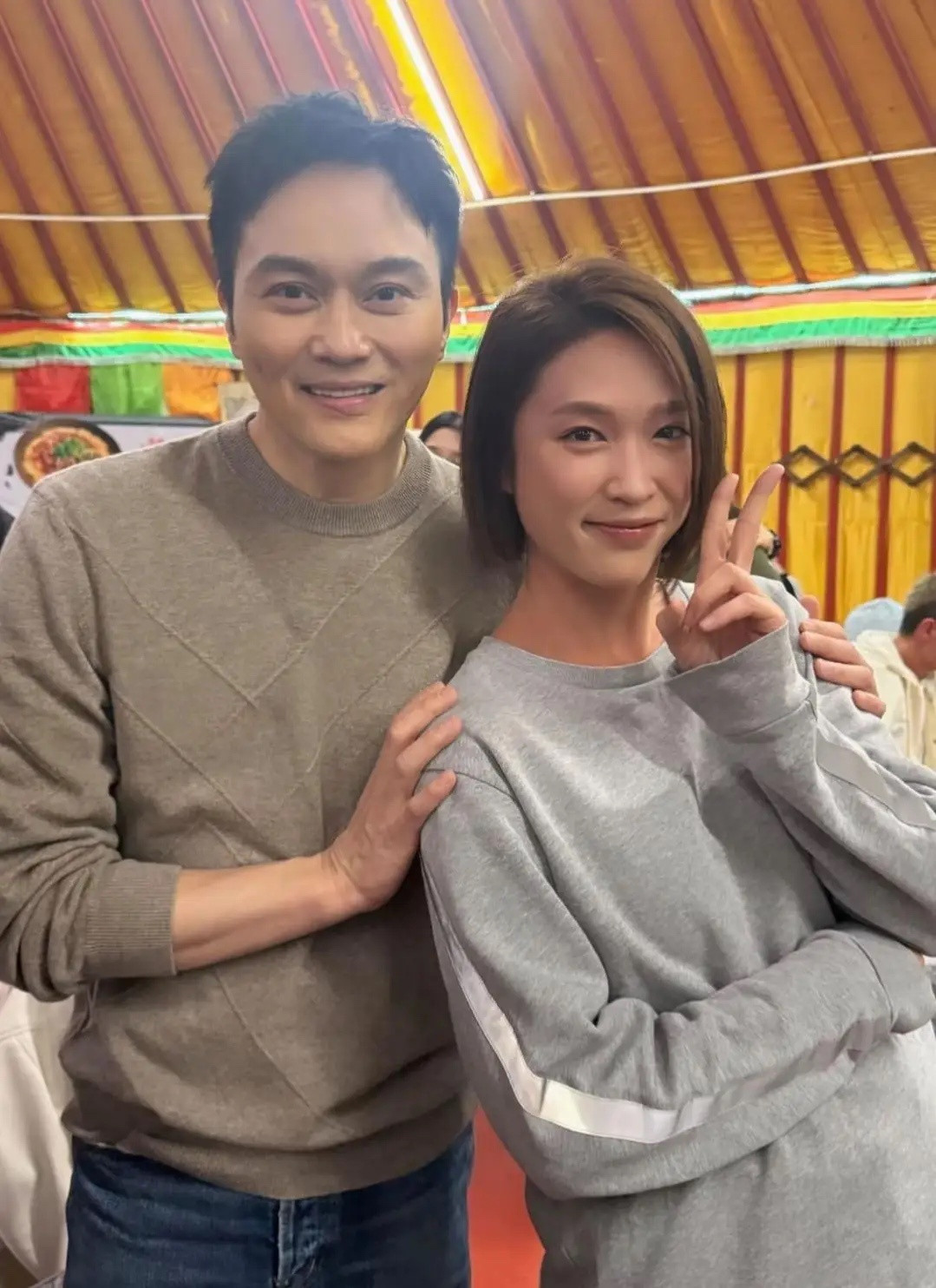 张智霖和朋友聚餐，脸部素颜皮肤状态非常好，下嘴唇有一条很明显的疤痕，身上没有沧桑