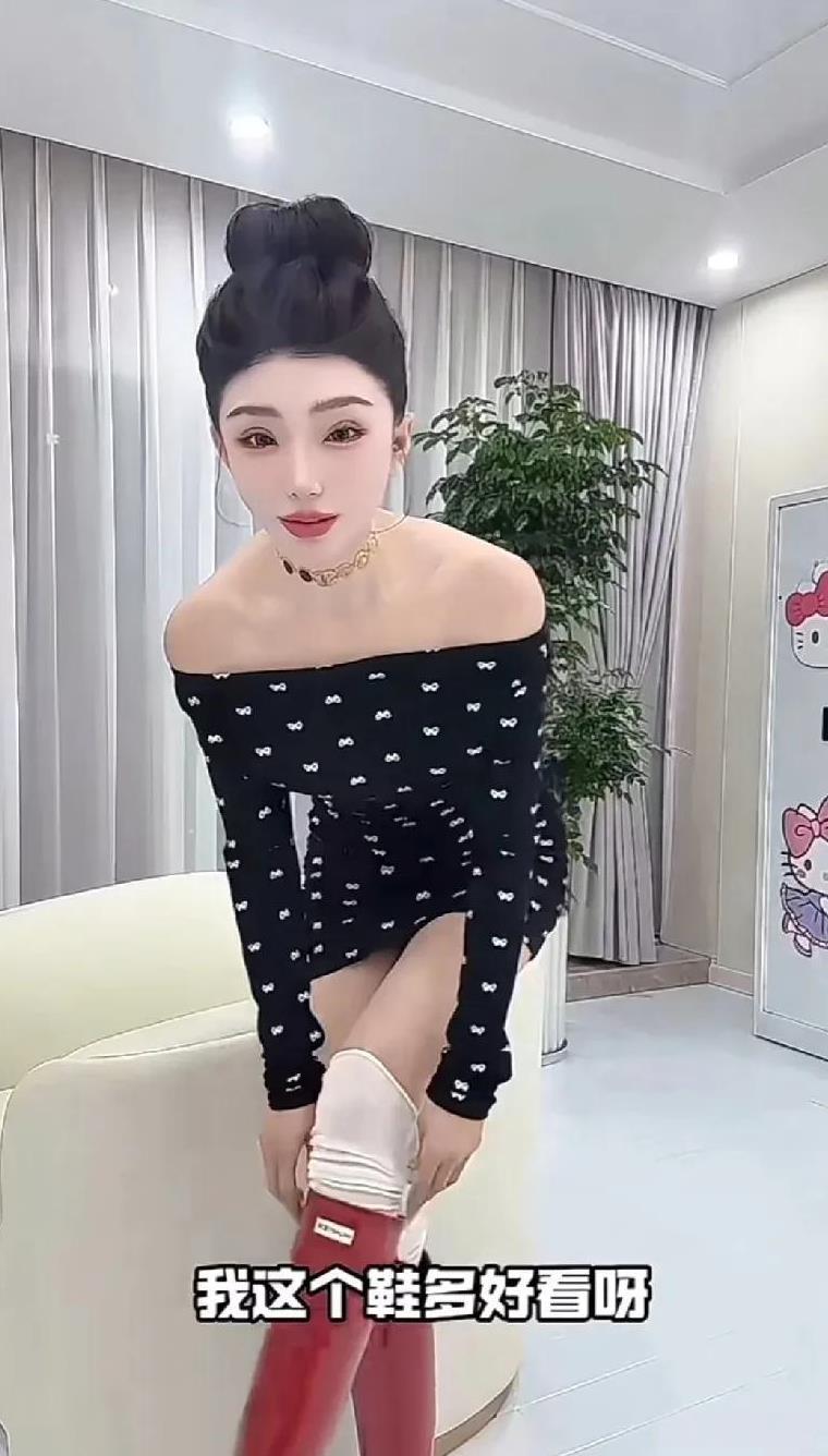 驴嫂平荣现在除了声音没变，哪哪都不一样了。因日常穿搭经常被吐槽议论，平荣在直播时