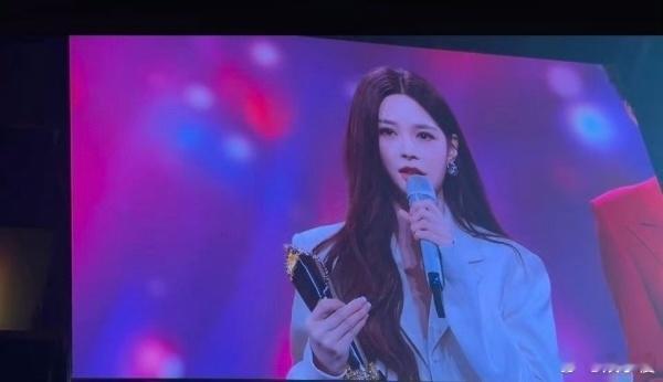 沈梦辰芒果年会上的发言忠于热爱的事业，更忠于涨薪的梦想，“月薪翻几倍”就是20