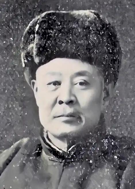 1945年日本战败后，“伪满将军”张海鹏害怕极了，为求自保，他偷偷地从长春逃了出