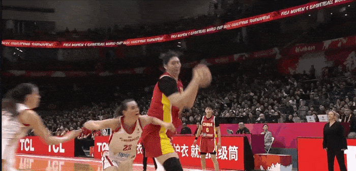 女篮中锋张子宇，背转身上篮，被吹进攻犯规，球迷不理解，恕我直言，身高差明显，张子