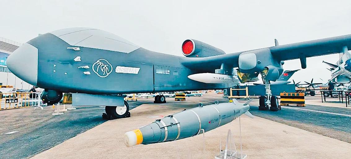 中国"空中航母"首飞！90秒释放300架蜂群，防空系统拦不住12月11日陕