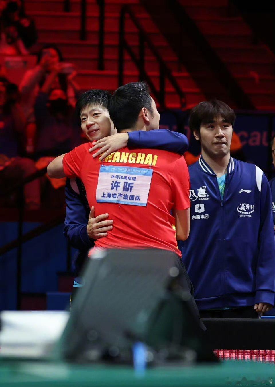乒乓球男团体赛后，马龙和樊振东深情拥抱，这不仅是属于老将间的惺惺相惜，也是老将托
