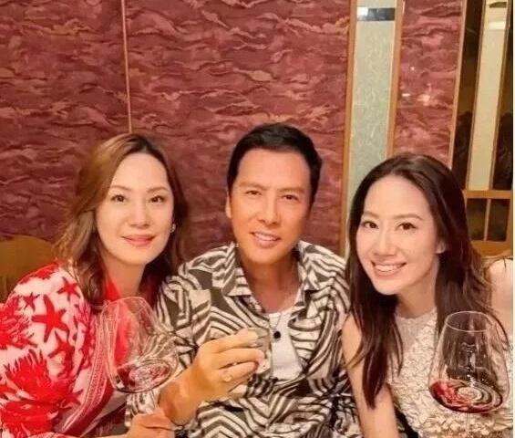 63岁甄子丹给69岁岳母庆生，女婿比岳母小6岁，这同框画面居然一点不违和，反而看