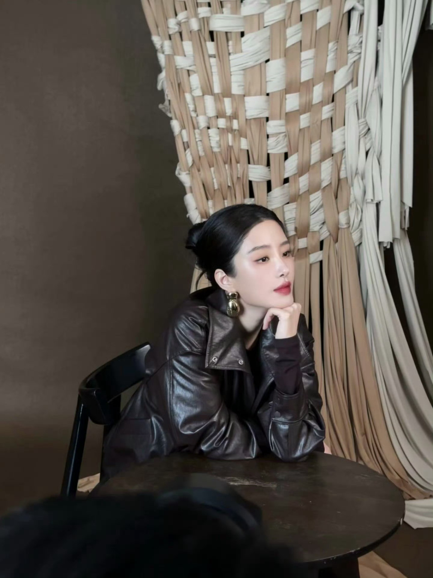 杨采钰高清怼脸镜头杨采钰这状态是认真的吗？本来想低调出席，结果怼脸镜头直接封神