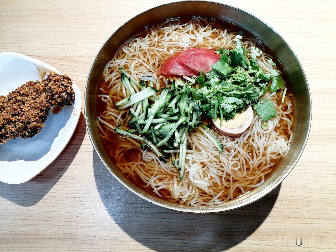 这个时间去小店吃饭，只有一对母女在就餐，店里很安静。我还是跟往日一样点了冷面