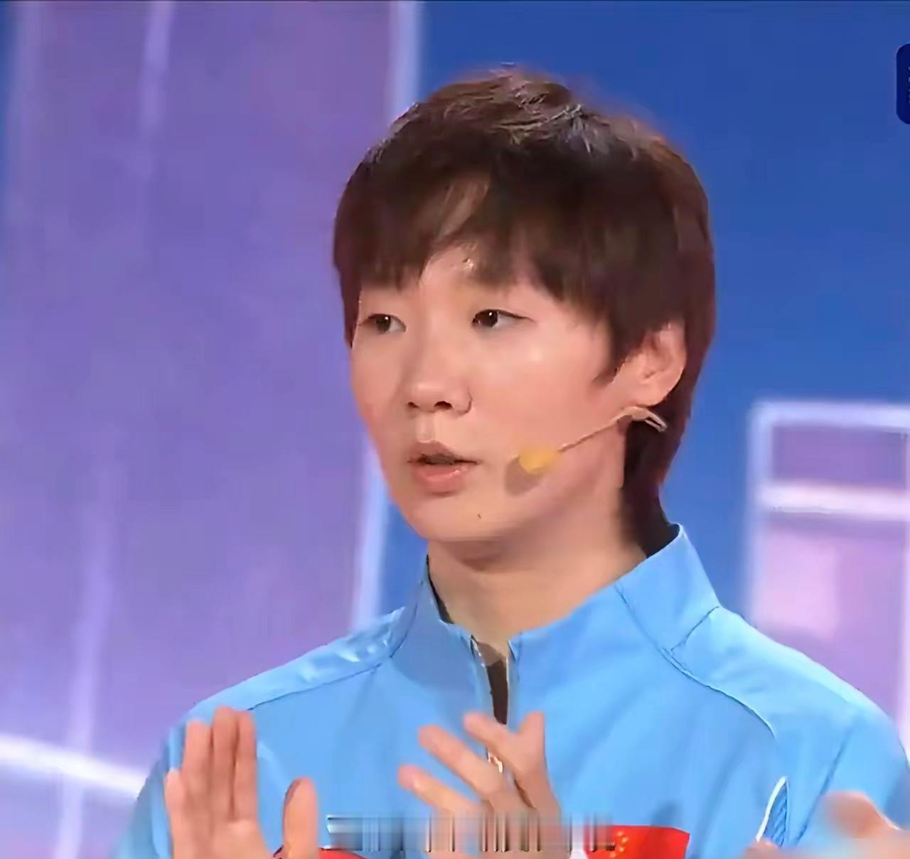 王曼昱上央视了！今天最新鲜的鳗鱼来了，原来是参加名古屋亚运会中国体育代表团领奖装