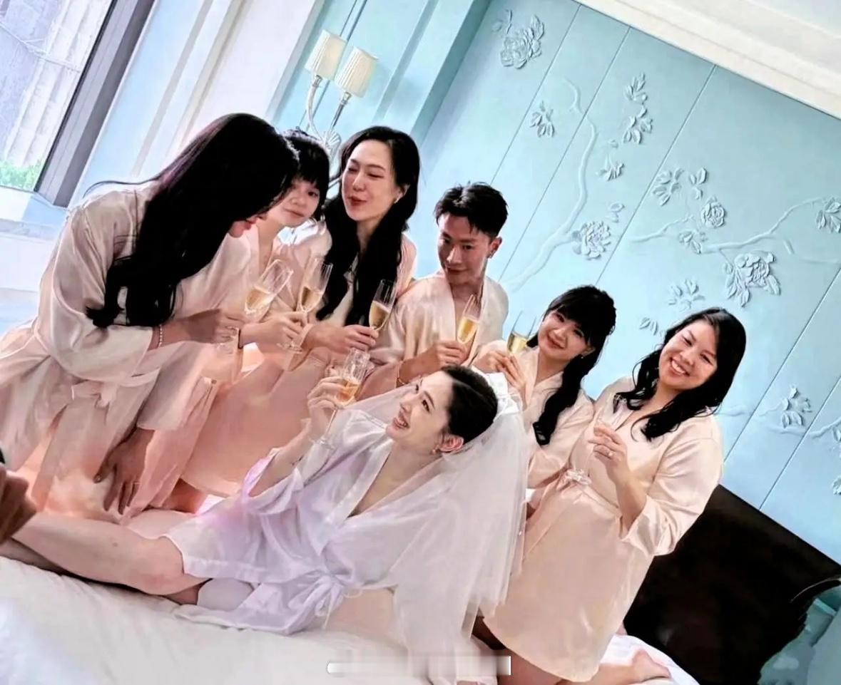 许玮甯高中同学晒出婚礼照片，她简直白到发光，而且她当了大明星，没有和同学断了联系