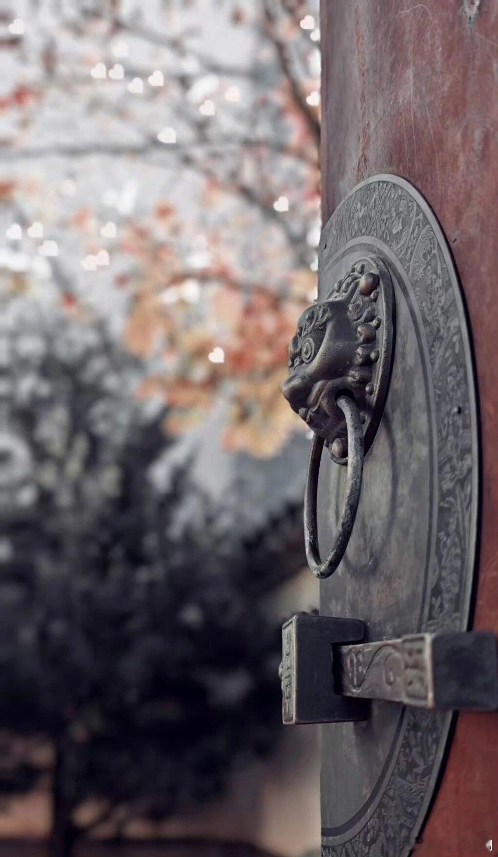 朱元璋召常遇春议事，劈头就来：“遇春啊，你闺女多大了？”常遇春一愣：“回陛下，