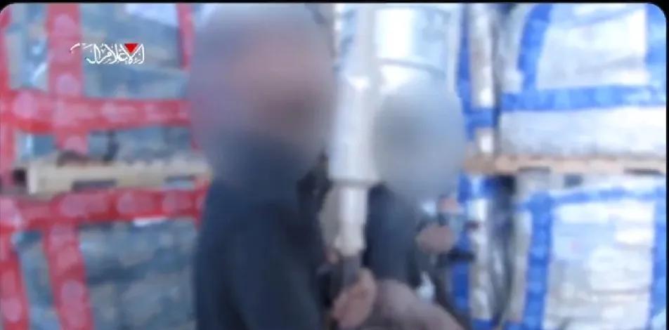 哈马斯恐怖分子穿着平民服装，从食品援助仓库发射火箭弹，并故意引诱以色列国防军轰炸