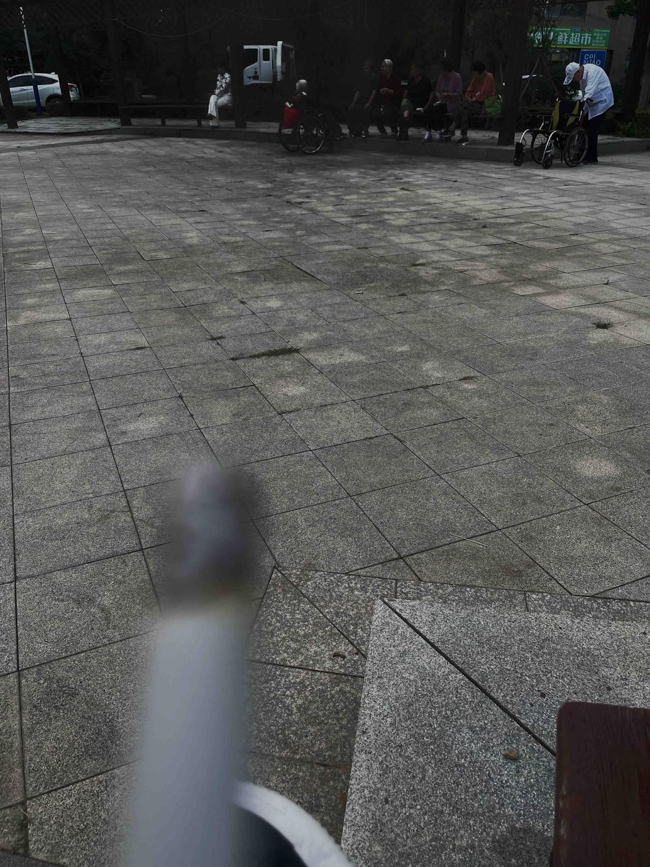 老伴盼望着老伴早死？六七个老太太在小区广场聊天。一个老太太问另一个老太太：