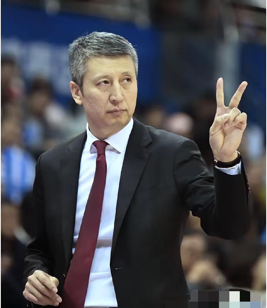 支持中国篮协的这一决定！中国男篮连输韩国两场后，篮协马上开了紧急会，没换帅反