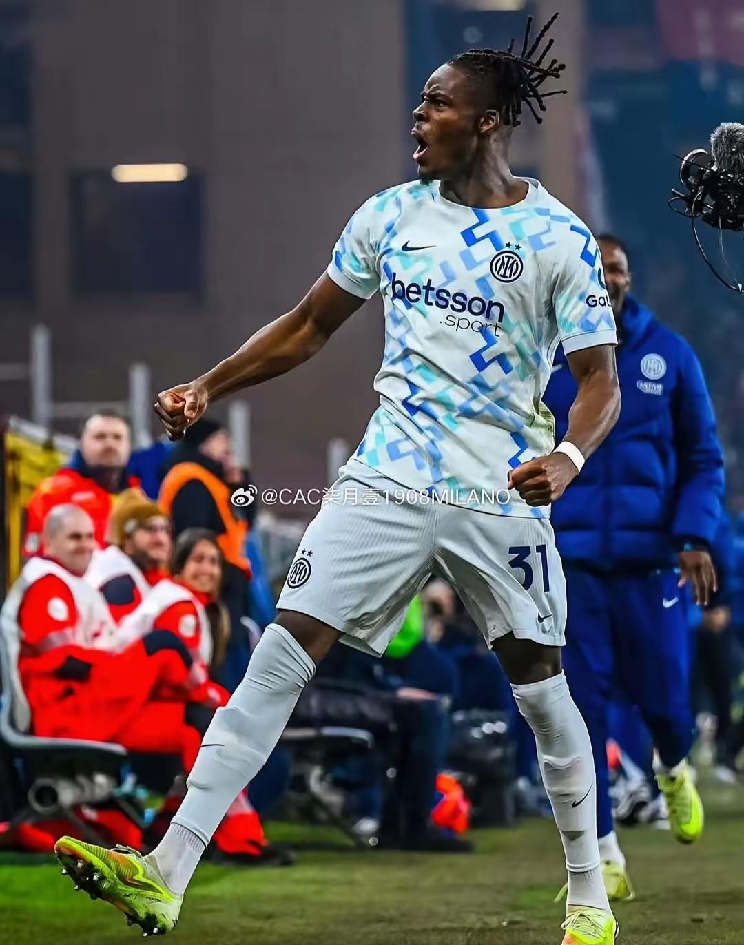 比塞克必须留下。现在的后防线，买断了阿坎吉，德福莱和阿切尔比夏窗离队，邓佛里斯一