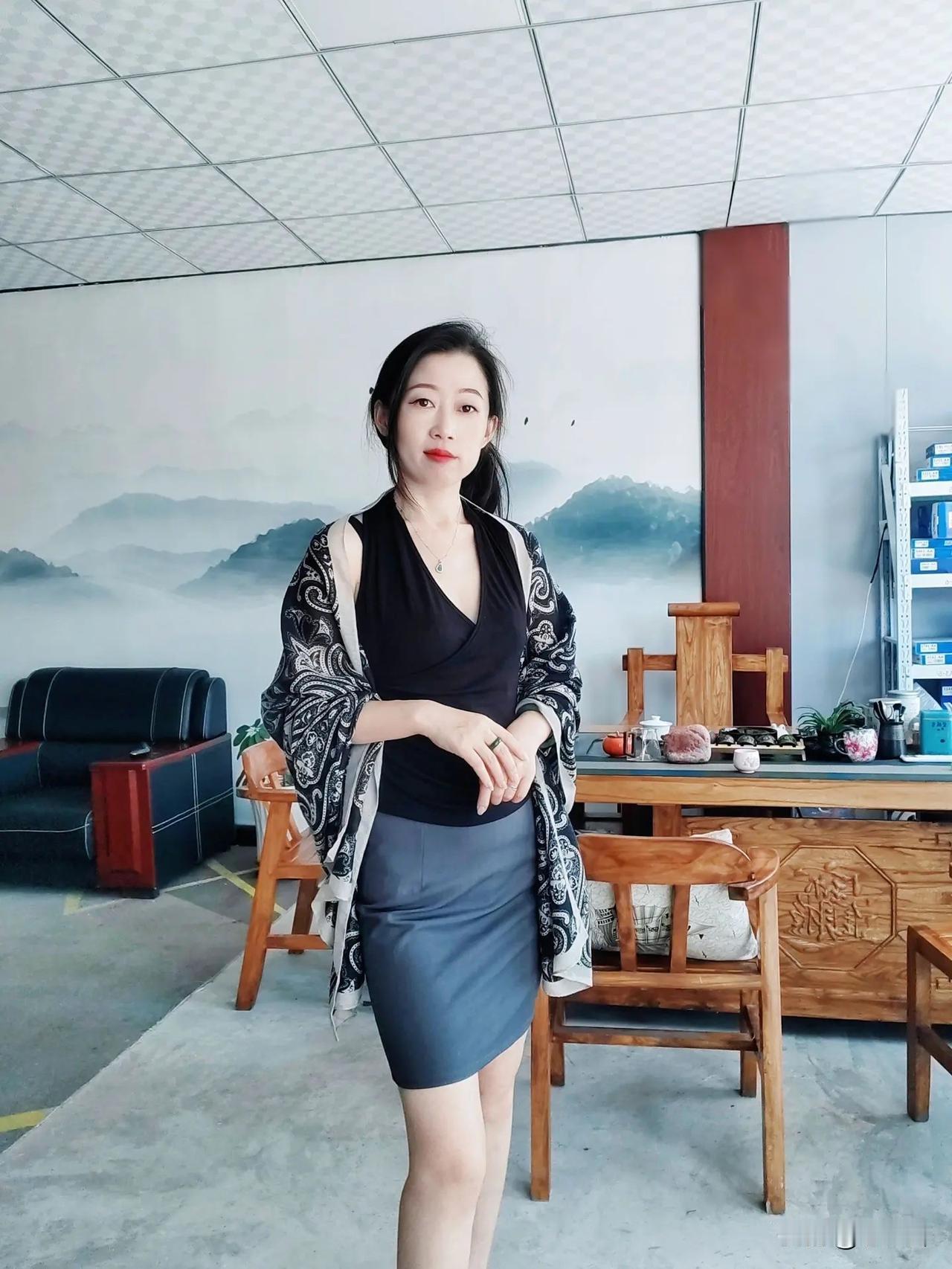 现代简约风办公室，绿植点缀，清新自然。