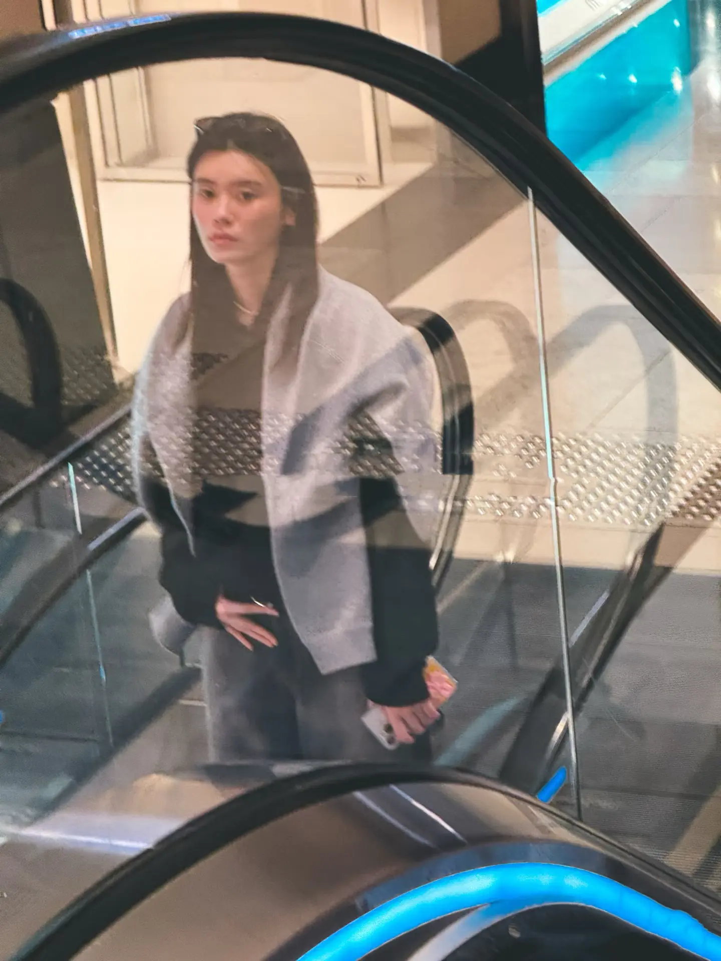 奚梦瑶一个人逛街被偶遇。网友在香港偶遇奚梦瑶逛商场，只见奚梦瑶一个人拿...