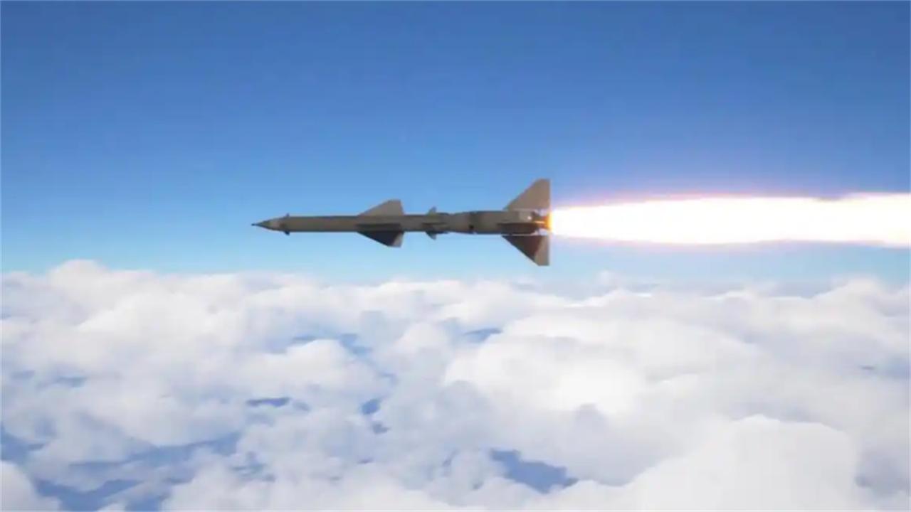 中国打法变了！歼16挂上“空中长矛”，500公里外点杀预警机十年猜测，一朝亮