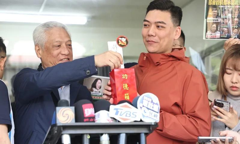 罢免吴思瑶今送件赖苡任急找张克晋蓝营昨宣布罢免绿委吴思瑶二阶连署书已达法定