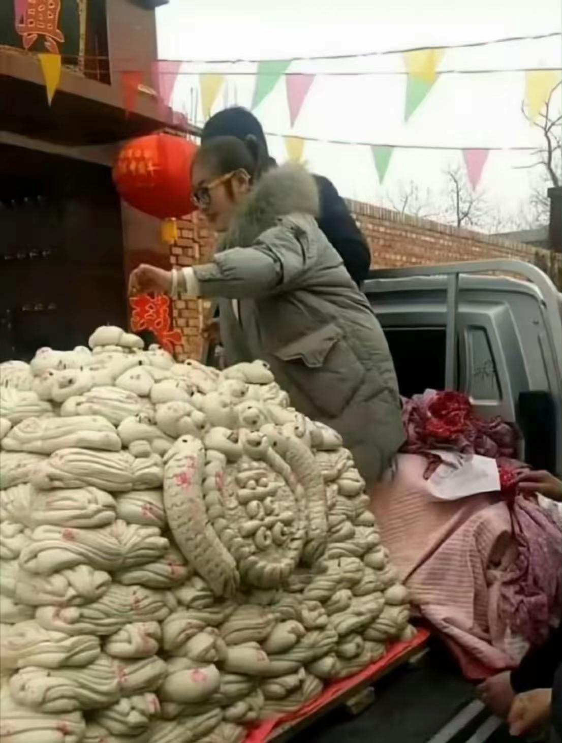 这是山东鲁西南（菏泽一带）的婚嫁习俗。这一车花馍重达880斤，全部白面手工蒸制