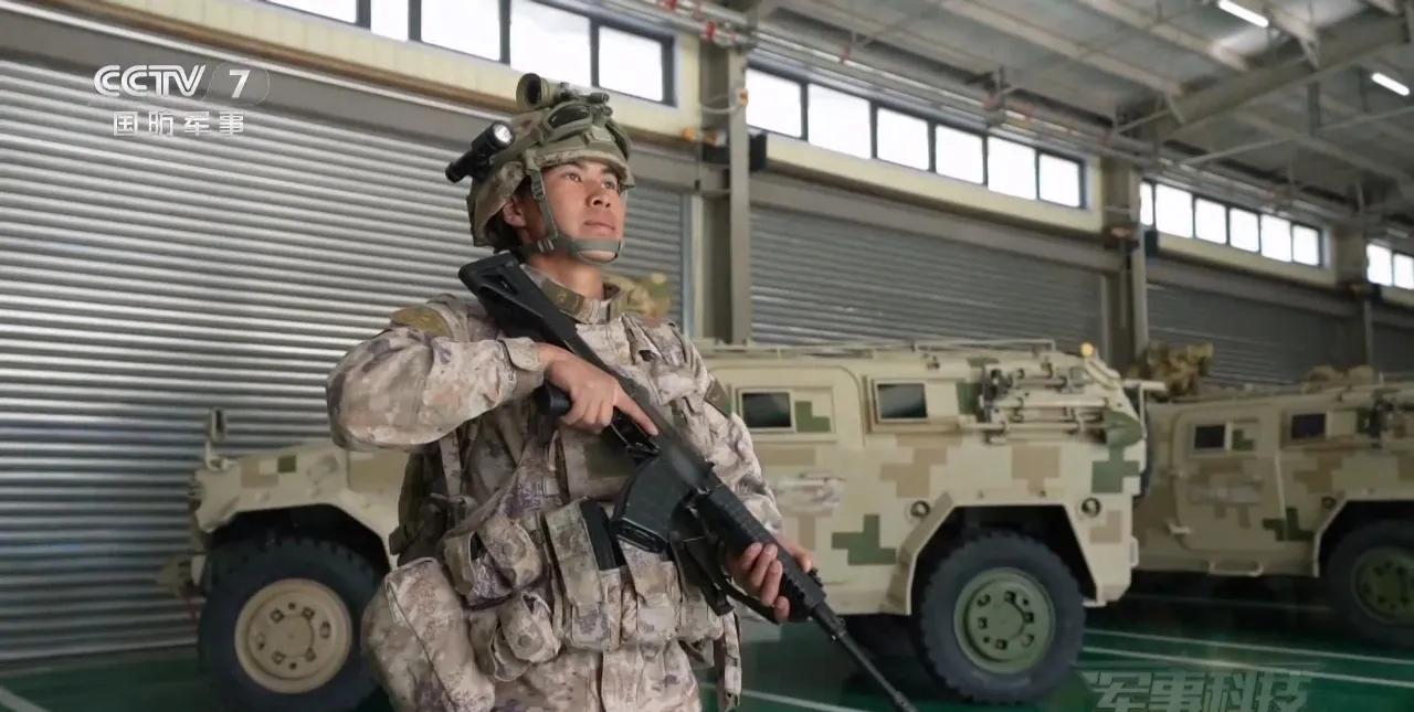 央视曝光了咱们普通步兵的装备，不是特种兵啊，就是普通一兵，大致看下来，该有的都有