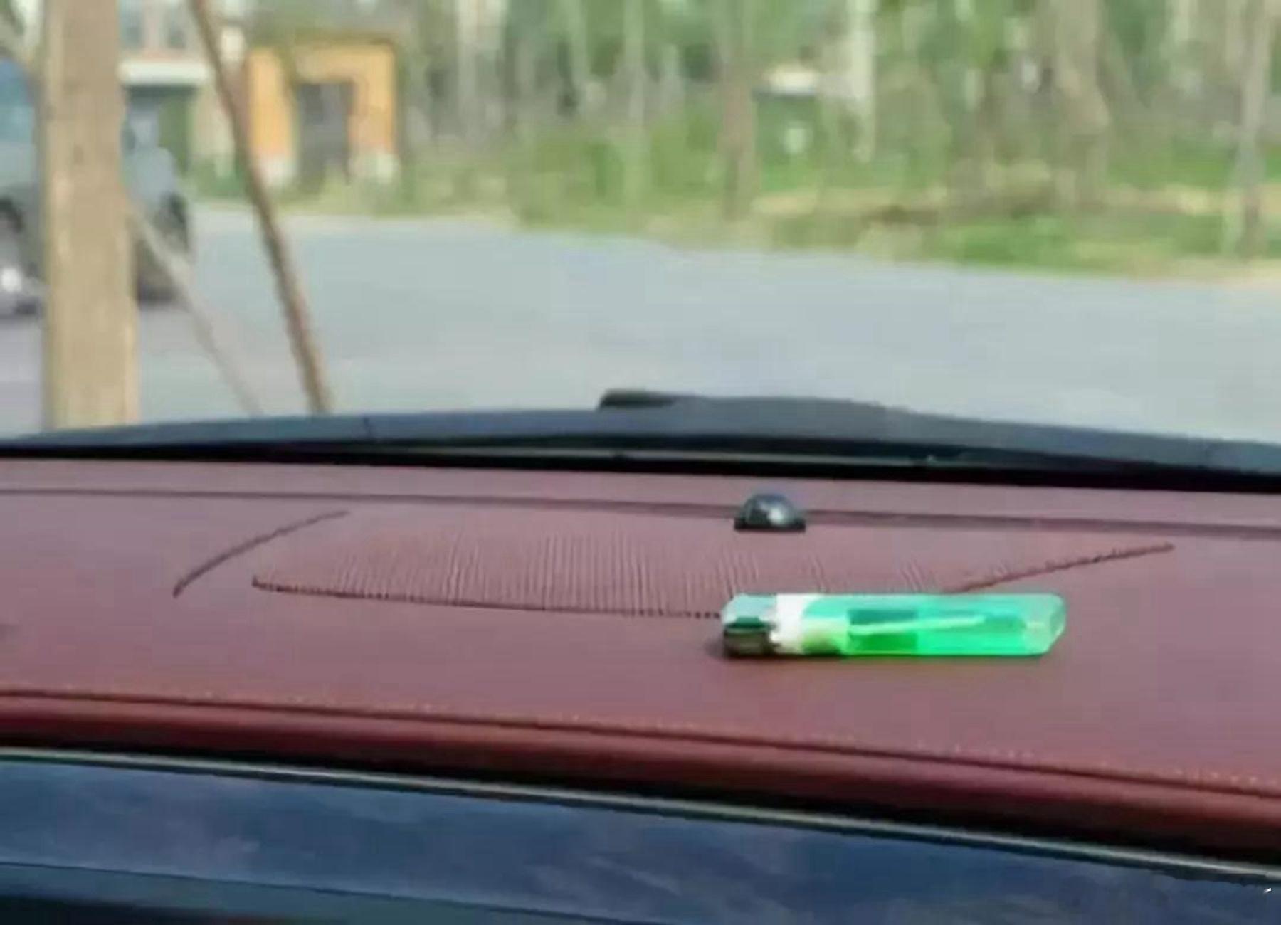夏天这些东西不能放车里超级车主夏天的汽车后备箱，那简直是现实版“炼丹炉”！一