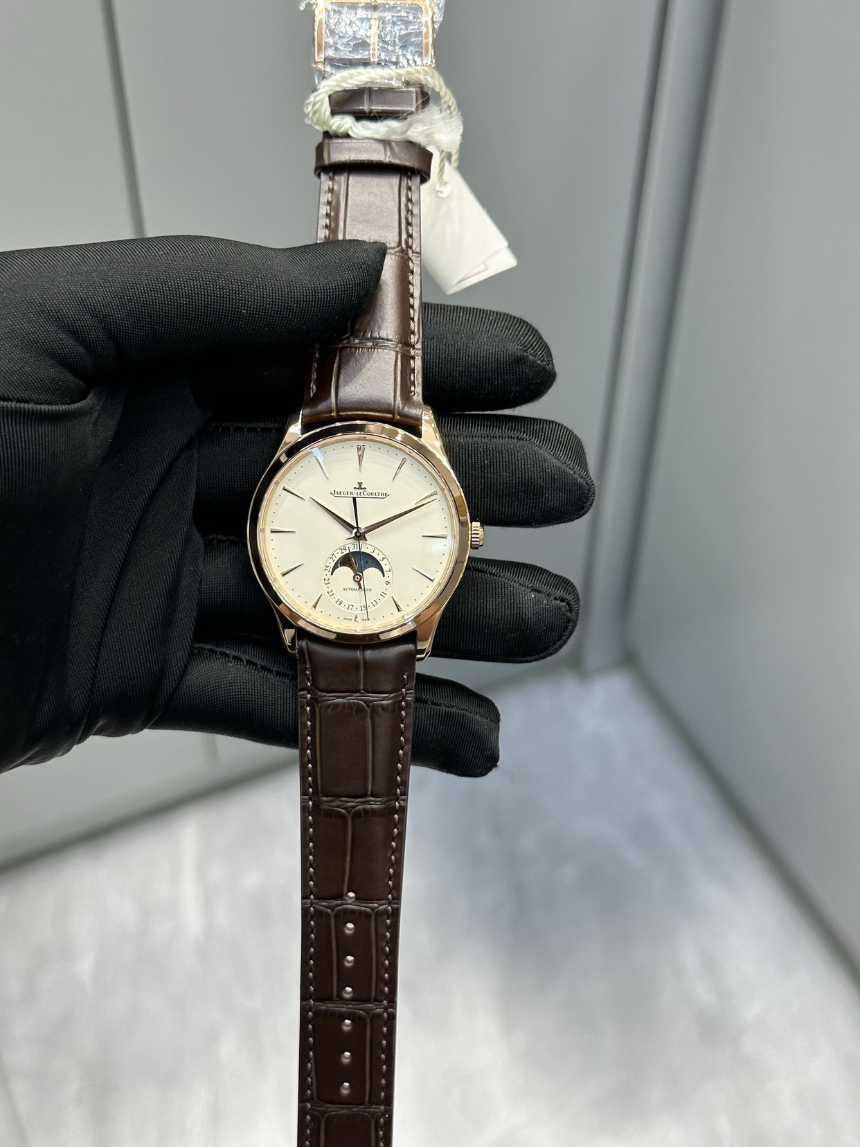 月光的诗篇：积家月相大师在腕表的世界里，积家大师系列始终代表着经典与优雅。而其中，月相功能腕表更是将