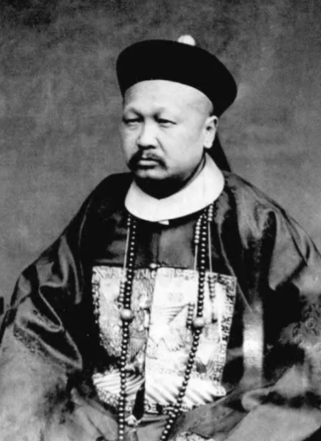 1901年，慈禧为迎合洋人，竟然下令赐死军机大臣赵舒翘，中午开始，赵舒翘先是吞金