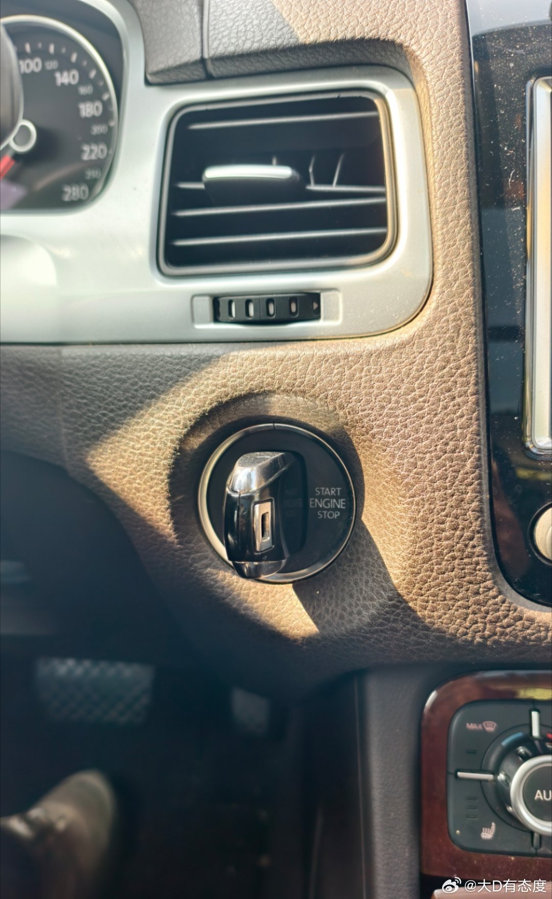 开会到一半，突然摸了口袋没钥匙，发现又忘了熄火。