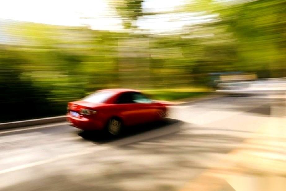 车子在荒郊野外抖了两下，彻底熄火了。我老公一拳砸在方向盘上，喇叭没响。他扭头冲