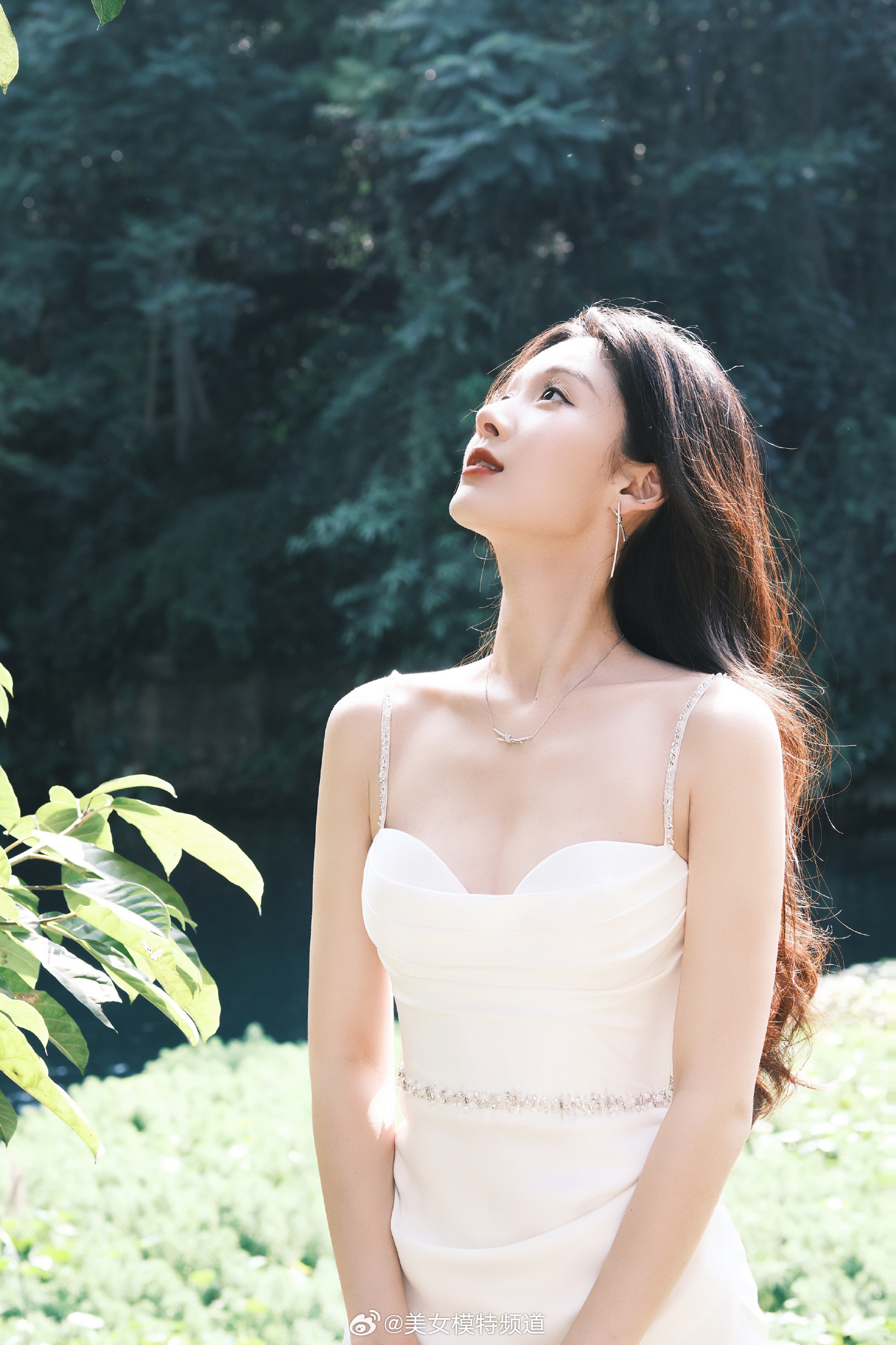 王子璇黑白色彩穿搭唯美动人