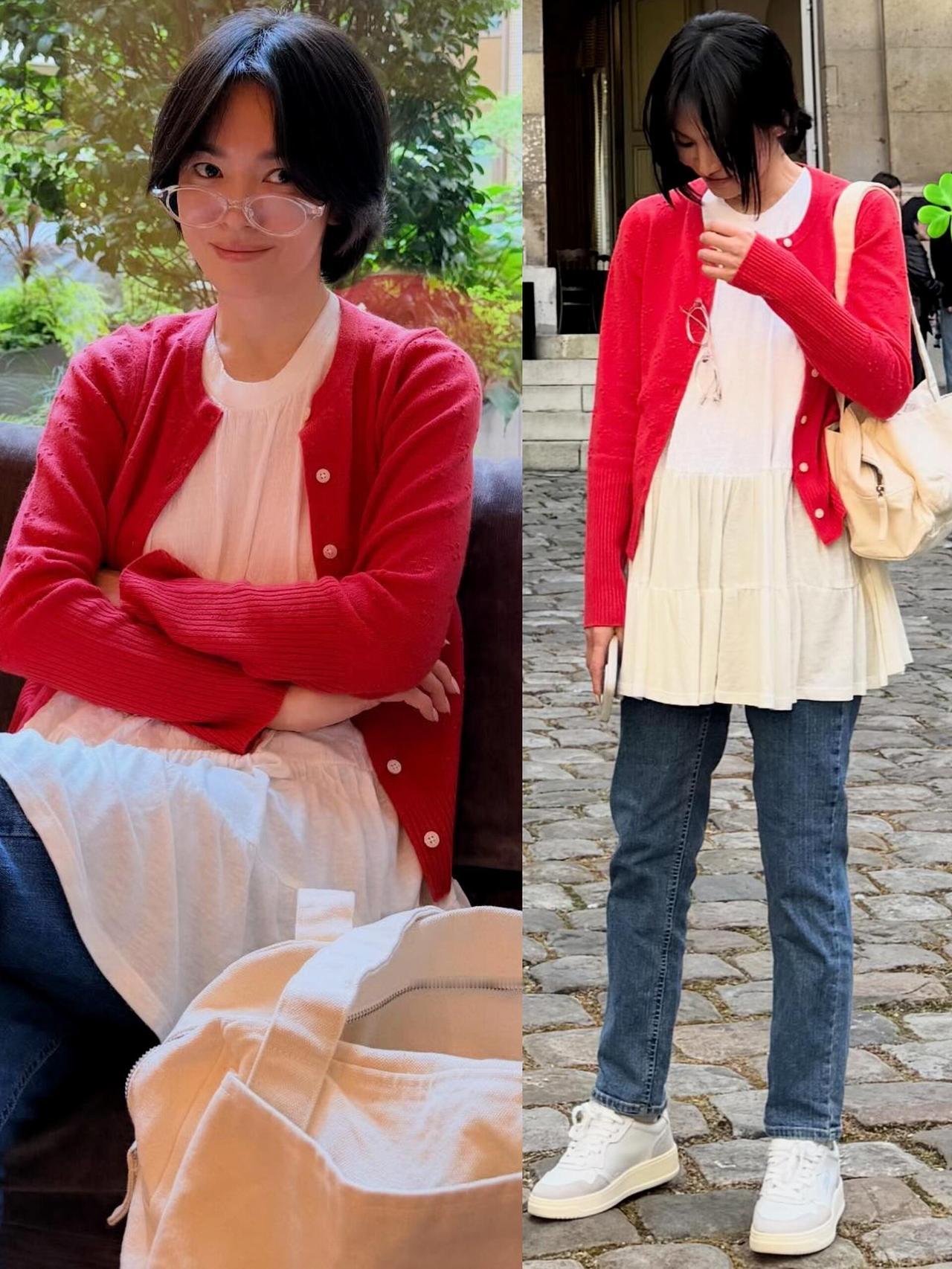 宋慧乔街拍，这次的穿搭好少女！亮眼的红色针织开衫搭配米白色娃娃摆上衣，叠穿牛仔