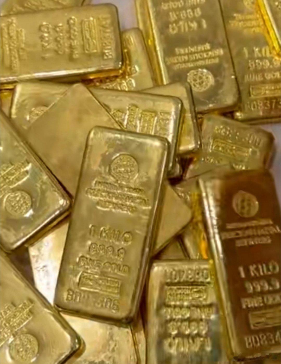 黄金跳水有人一次性狂买10万元想起几年前大妈抢购黄金被嘲笑，现在却成最大赢家，