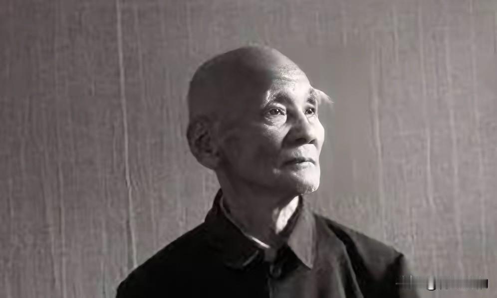 1946年，6000解放军被三万敌人包围，为了不泄露机密，旅长吴诚忠下令烧毁全部