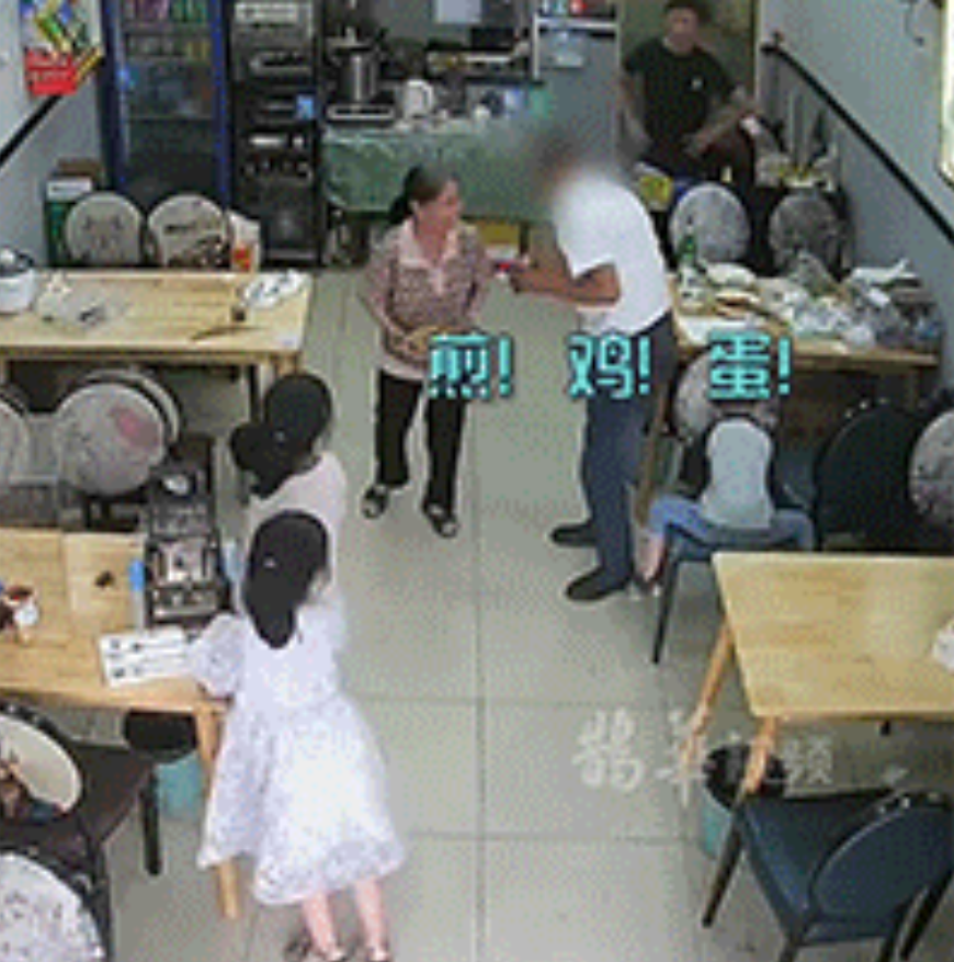 男子点炒饭“加两个鸡蛋”饭出来后对着老人怒吼：我要的是煎鸡蛋啊！煎鸡蛋！店