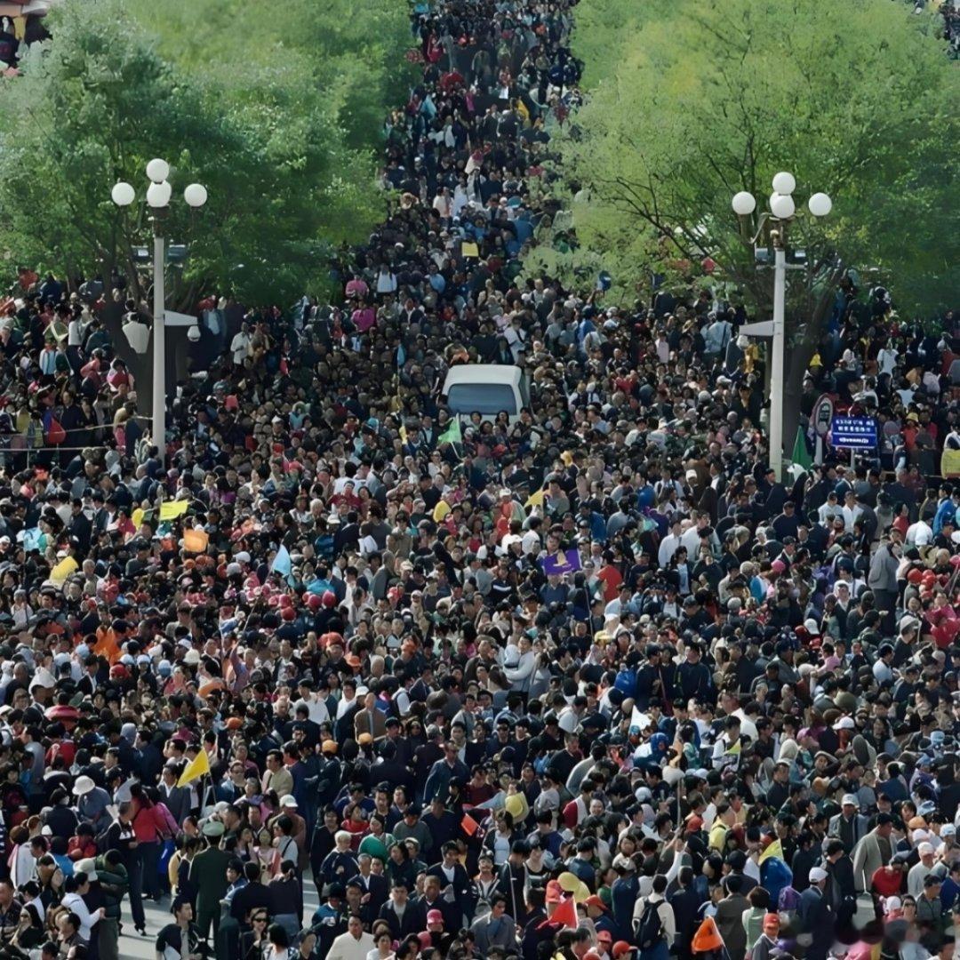 杭州车主2400公里自驾堵到快30小时，说实话，我挺不理解节假日开车出去玩的，都知道就节假日车多人多