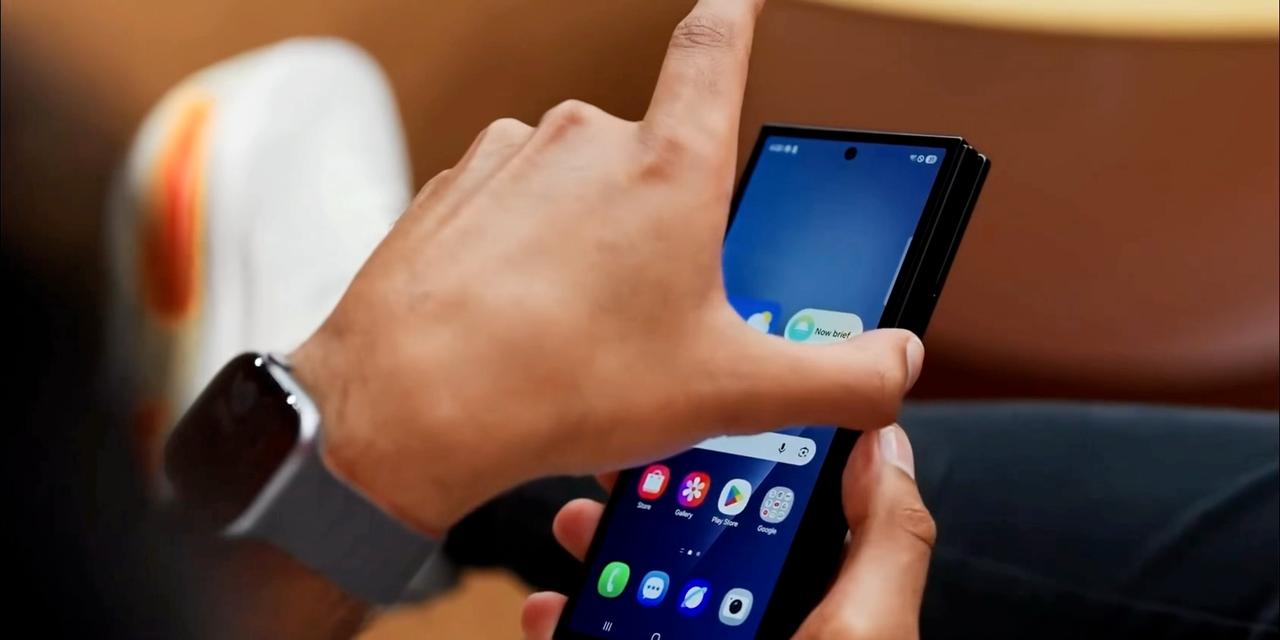 三星三折叠方案比华为三折叠好！三星是懂解决痛点的！华为是用内屏做外屏和边框的