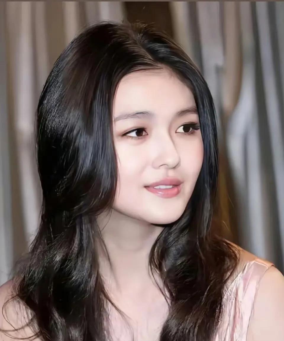 看过大s采访，就知道她的情商多高口条多好，记者问她：你和小s谁比较红？大