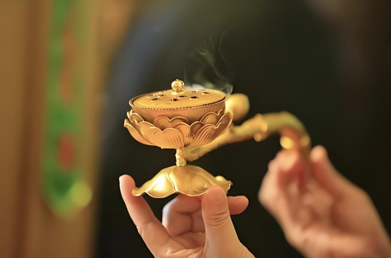 神不随境转，心不被事牵。真正压得住场的人，脸上是看不出季节的。顺的时候，他是