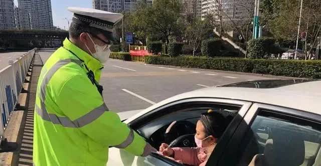 新查车方式已来临！交警：无需拦车，这6种违法难逃法眼家人们，交警查车迎来了大