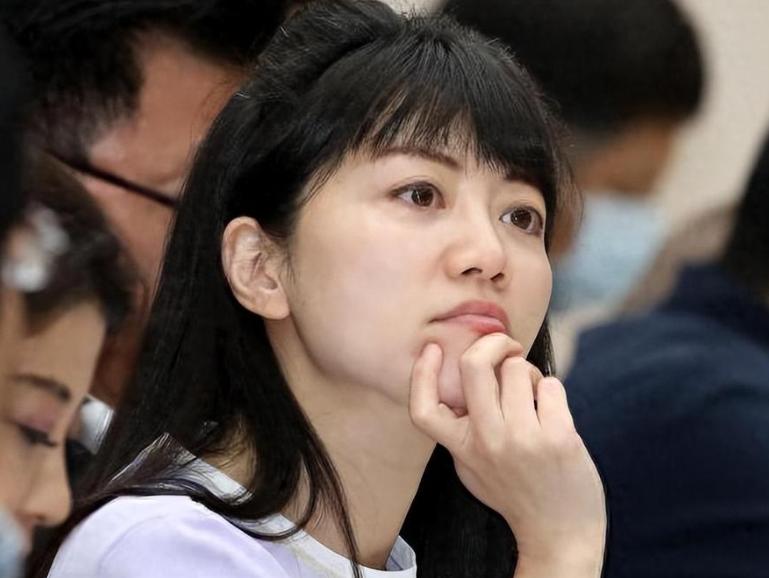 挨揍不亏！高嘉瑜错把无知当底气！高嘉瑜最近口出狂言。她说这辈子不会来大