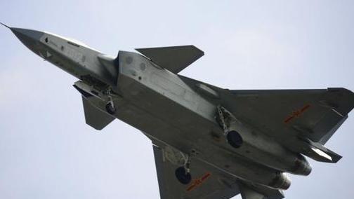 同为五代机，中国的歼20和美国的F35谁更烧钱？说出来你估计想不到，歼20要是飞