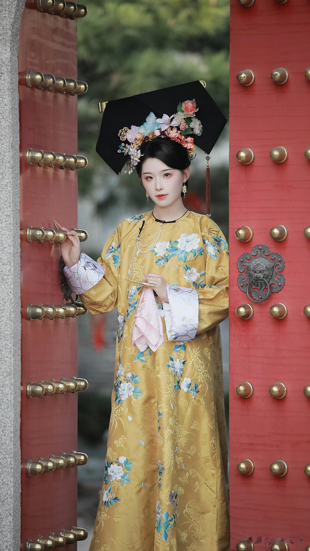 穿越时空的古典美人，金衣华裳，花冠点缀，韵味十足。