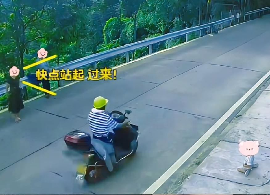 气到发抖！家长叫两岁的孩子独自过车来车往的国道，这家长是真该死啊！她咋不自己站